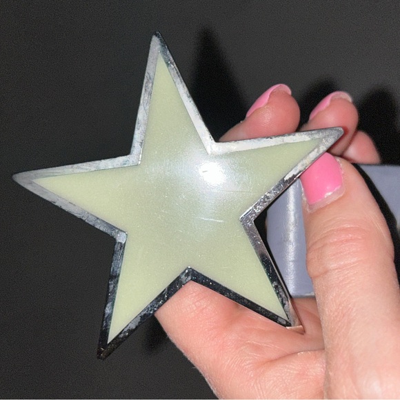 Glow-in-the-dark star belt buckle plus black star belt buckle - Picture 2 of 8
